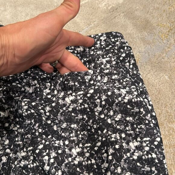 Lululemon Jet Crop
Shimmy Shimmer Black White pants size 4 in EUC - Picture 5 of 10